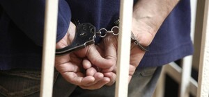 Размахивал флагом СССР: полиция задержала пенсионера