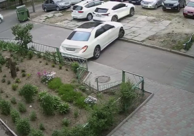 Богиня парковки: на левом берегу девушка погнула забор и уехала (видео) - фото: Елена Зеева