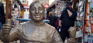 У Нового рынка появились скульптуры известных личностей