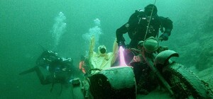 Креативно: днепряне утопили чучело коронавируса (фото, видео)