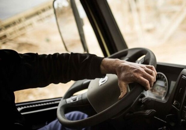 Водитель раздает пассажирам бесплатные перчатки/ фото: best.quote