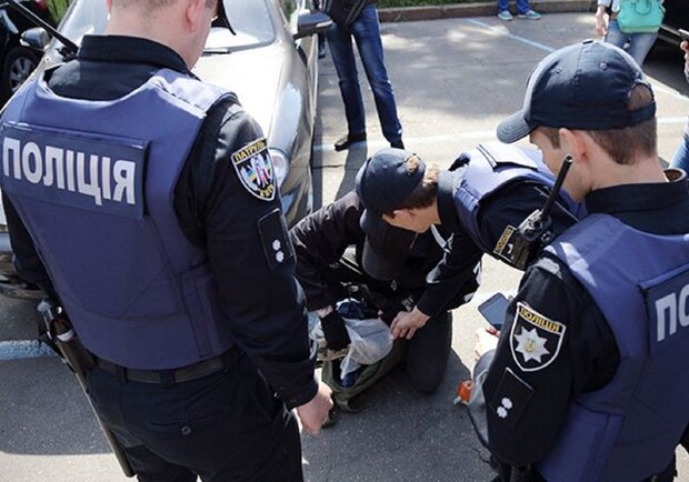В центре 20 человек напали на полицейских/ фото: sq.com.ua