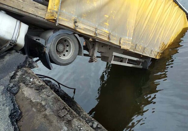 Обрушение моста под Днепром: почему фуру еще не достали - фото ГСЧС