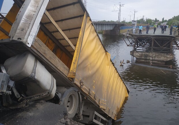 Появилось видео обрушения моста под Днепром/ фото: ГСЧС в Днепропетровской области