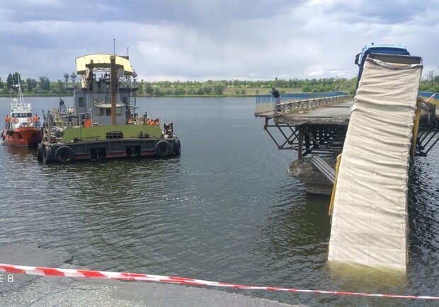 Обвал моста под Днепром: что сейчас с упавшей фурой - фото ГСЧС
