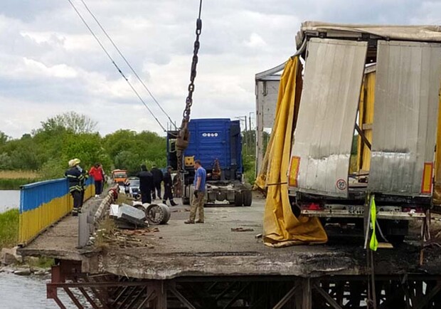 Обвал моста под Днепром: фуру получилось вытащить (видео) - фото ГСЧС