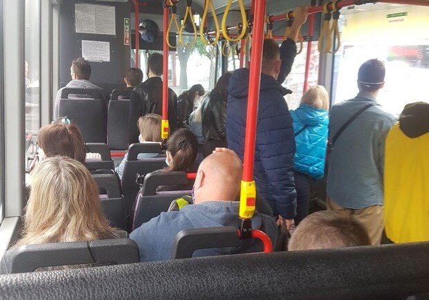 Общественный транспорт набивают стоячими пассажирами/ фото: Диана