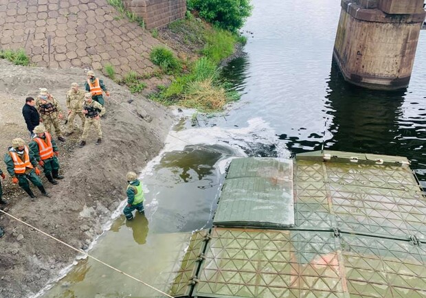 На месте обрушившегося моста началось возведение переправы/ фото: Служба автомобільних доріг у Дніпропетровській області