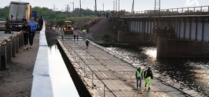 Можно ехать: под Никополем возле обвалившегося моста сделали понтонную переправу