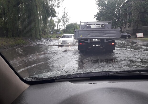 Затопило: в Днепре дороги превращаются в реки (фото) - фото: fb Всеволод Новохатько