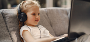 Так трогательно: в Днепре прозвучал дистанционный Последний звонок (видео)