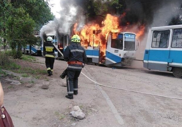 На улице Ударников загорелся трамвай/ фото: ДС