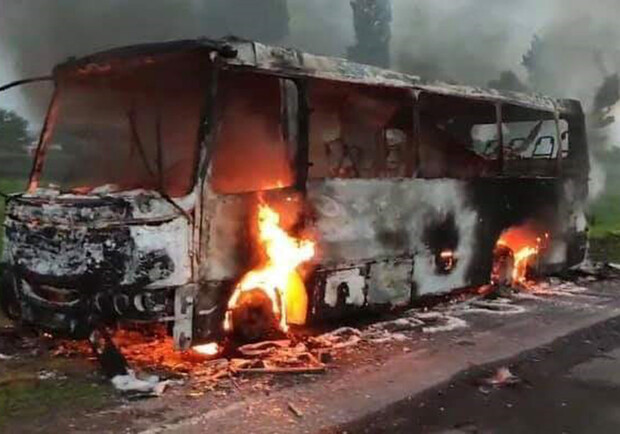 Под Днепром сгорел автобус/ фото: ГСЧС
