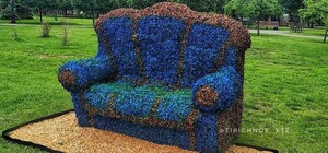 Яркий диван: в спальном районе Харькова появился новый арт-объект