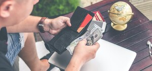 Далеко не ходи: украинцы смогут снимать наличные на кассах супермаркетов