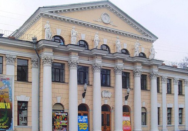 Посмотри как выглядит театр Горького без рекламы/ фото: gorky-theatre.dp.ua