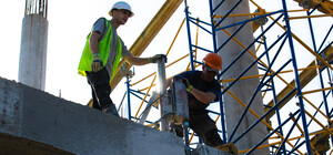 Скандальный ТРЦ на дороге: застройщик сносит часть объекта