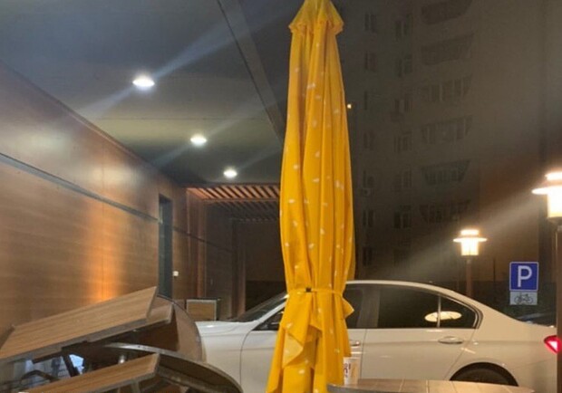 Проголодался: на проспекте Героев автомобиль врезался в McDonalds - фото из соцсетей