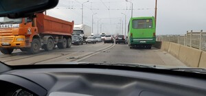 Объезжай: на Амурском мосту большая пробка из-за ДТП (фото, видео)