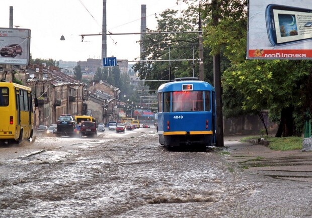 Как ходят трамваи и троллейбусы после дождя/ фото: keks.org
