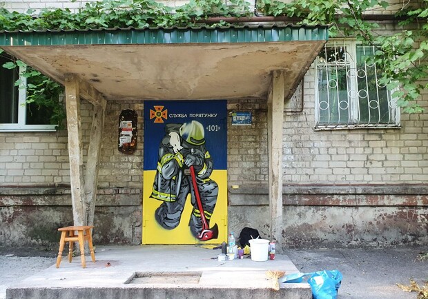 На левом берегу появилось граффити с изображением спасателя/ фото: ГСЧС в Днепропетровской области 