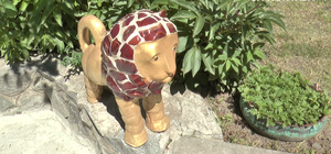 Полюбуйся: из битой глиняной посуды полтавчанин мастерит садовые фигуры