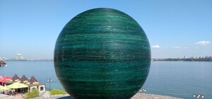 Не дает покоя: на Фестивальном причале опять изуродовали стеклянный  шар