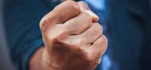 Устроил драку: в Днепре мужчина не захотел надевать маску в троллейбусе (видео)