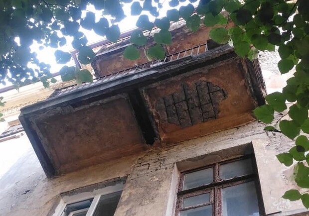 На проспекте Ивана Мазепы обваливается балкон/ фото: фб Катя Назаренко