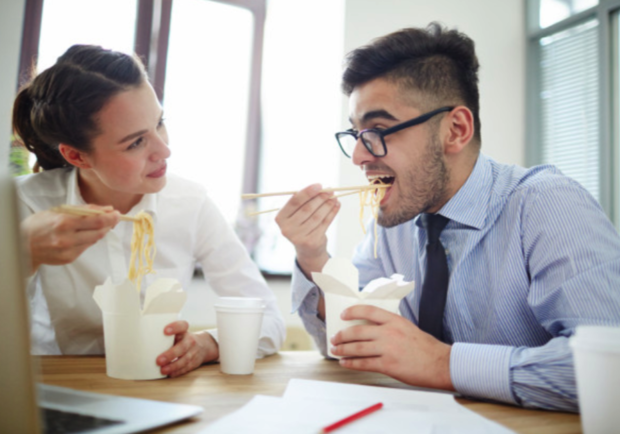Будешь кушать 3 часа: предприятиям рекомендуют увеличить обеденный перерыв - фото