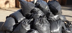 На страже чистоты: мужчина сам убрал мусор с пляжа и установил бак