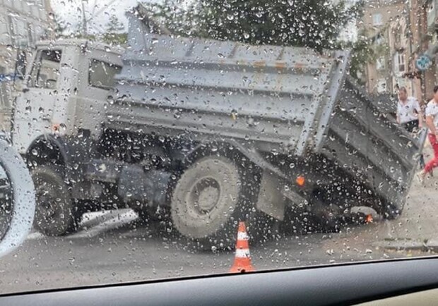 Уходим под землю: почему на Яворницкого провалился грузовик - фото: фб Александр Куприенко