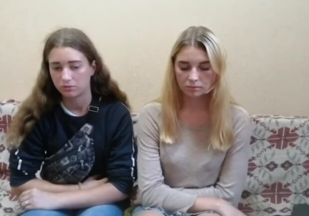 Девочек-подростков ждет наказание за вандализм в электричке "Укрзализныци"