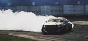 Ума палата: водитель устроил дрифт на Фестивальном причале 