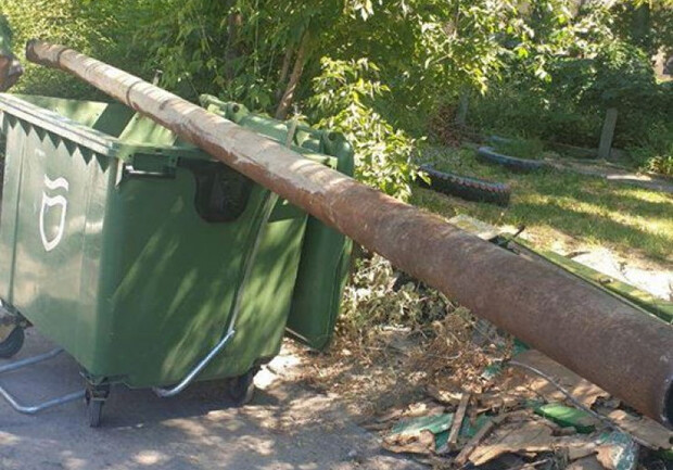 В Днепре воры использовали мусорные баки, чтобы воровать трубы\ фото: ГУНП в Днепропетровской области