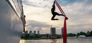 Как красиво: над Днепром летала воздушная гимнастка (фото, видео)