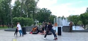 Смотри видео: Сергей Бабкин снимает клип в саду Шевченко