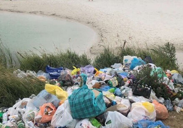 На украинских Мальдивах горы мусора/ фото: фб Денис Шеремета