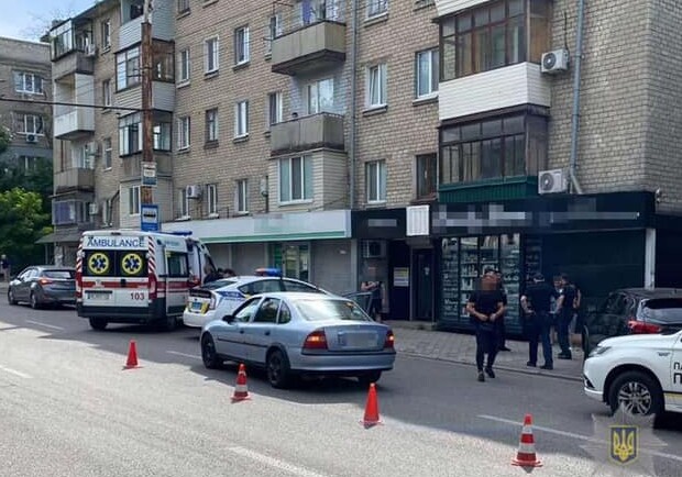 Пытались скрыться: во время задержания сбили полицейского - фото ГУНП Днепропетровской области