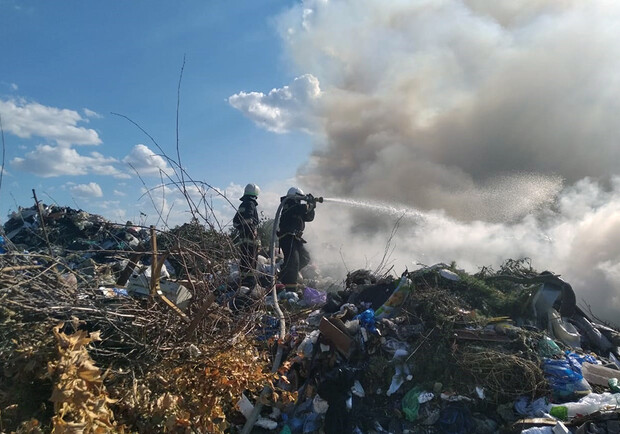 Под Павлоградом загорелся мусорный полигон / фото: ГСЧС