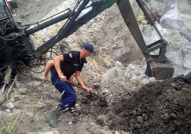 В Пятихатском районе случился обвал песка / фото: ГСЧС
