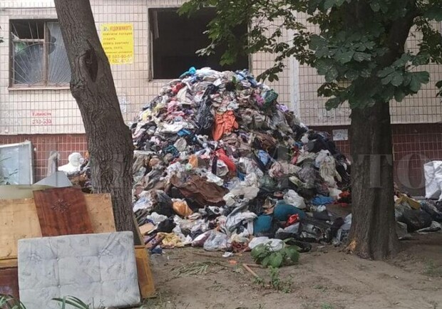 На Тополе мусор вывозят КАМАЗами - фото Наше Місто