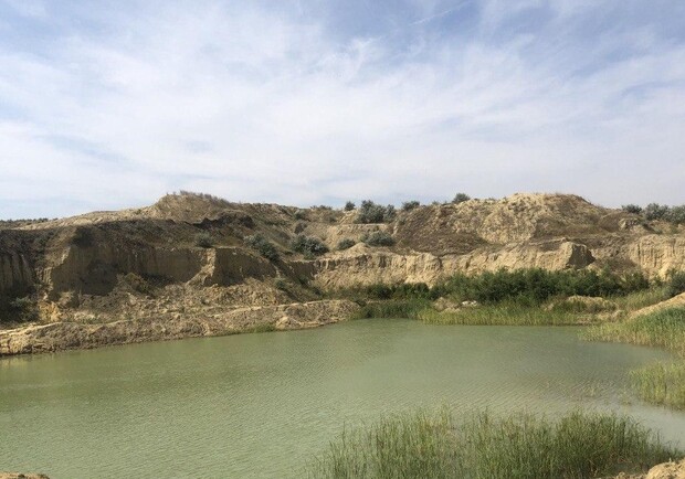 Оазис посреди степи: в карьере под Одессой появилось живописное озеро 