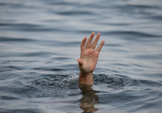 Возле Речпорта спасают утонувшего человека/ фото: freepik
