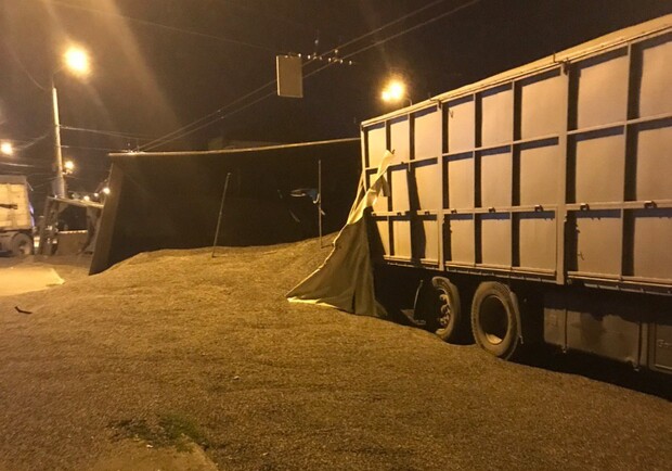 На Нигояна столкнулись два грузовика: на дорогу высыпались горы семечек - фото из соцсетей