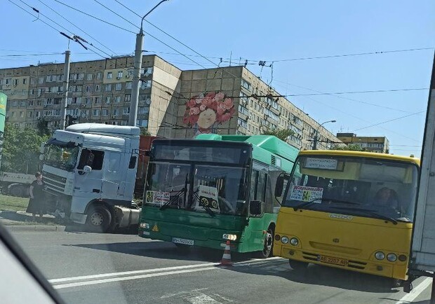 На левом берегу фура столкнулась с 38-м автобусом/ фото: Tg-канал «ДТП Пробки Днепр»