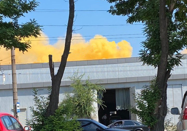 Странно это все: над 12-м кварталом повис желтый дым (фото, видео) - фото из соцсетей