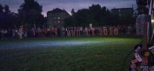 Под сенью звезд: на левоми берегу выпускники трогательно попрощались со школой