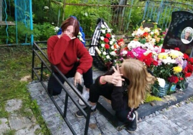 В Днепре подростки устроили пьянку на могилах. Фото: @darkgrosss
