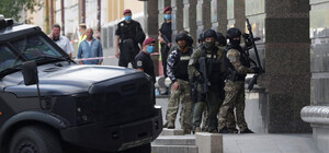 Захват банка в центре Киева: почему на фото и в эфире были разные заложницы